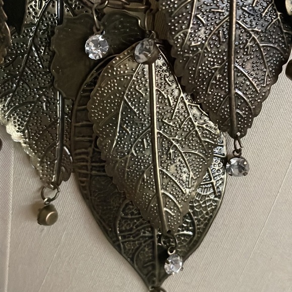 Antique gold leaf necklace/earrings with rhinestones. 10-13” adjustable length. - Picture 6 of 10